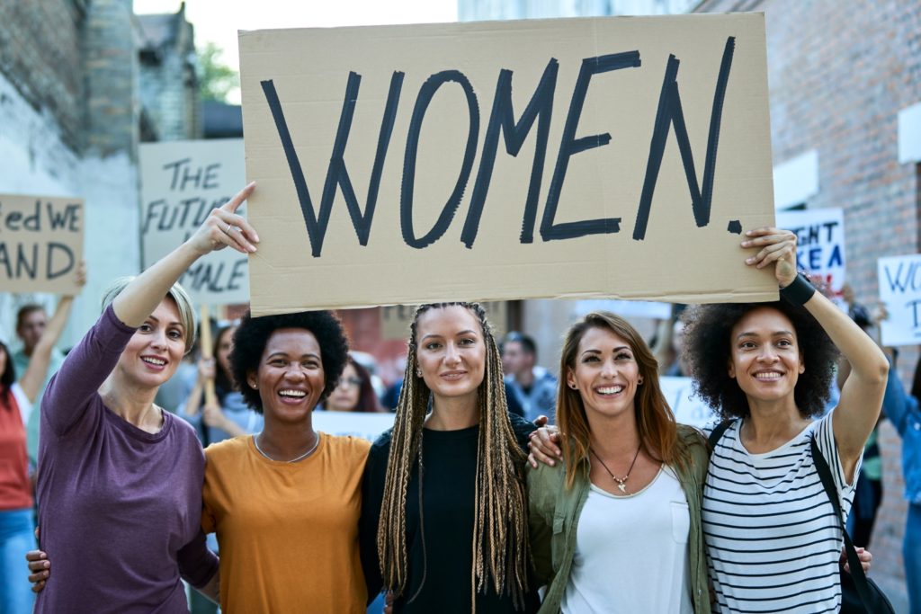 Mujeres que celebran el Día Mundial de la Igualdad de salario